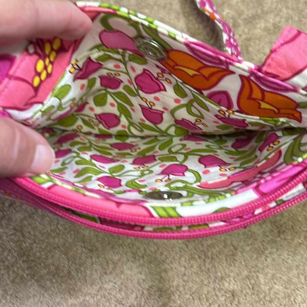 Vera Bradley pink paisley small crossbody purse- so cute! - Picture 4 of 8